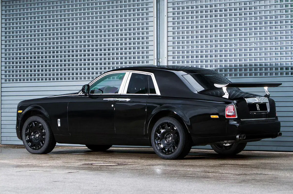 Rolls-Royce: sotto a questo strano muletto si nasconde il futuro SUV (3)
