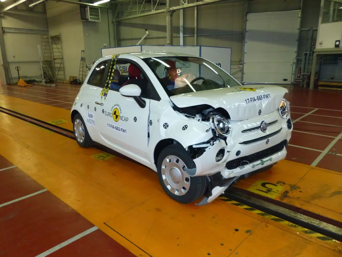 Scivolone Fiat 500 restyling: solo 3 stelle Euro NCAP (3)