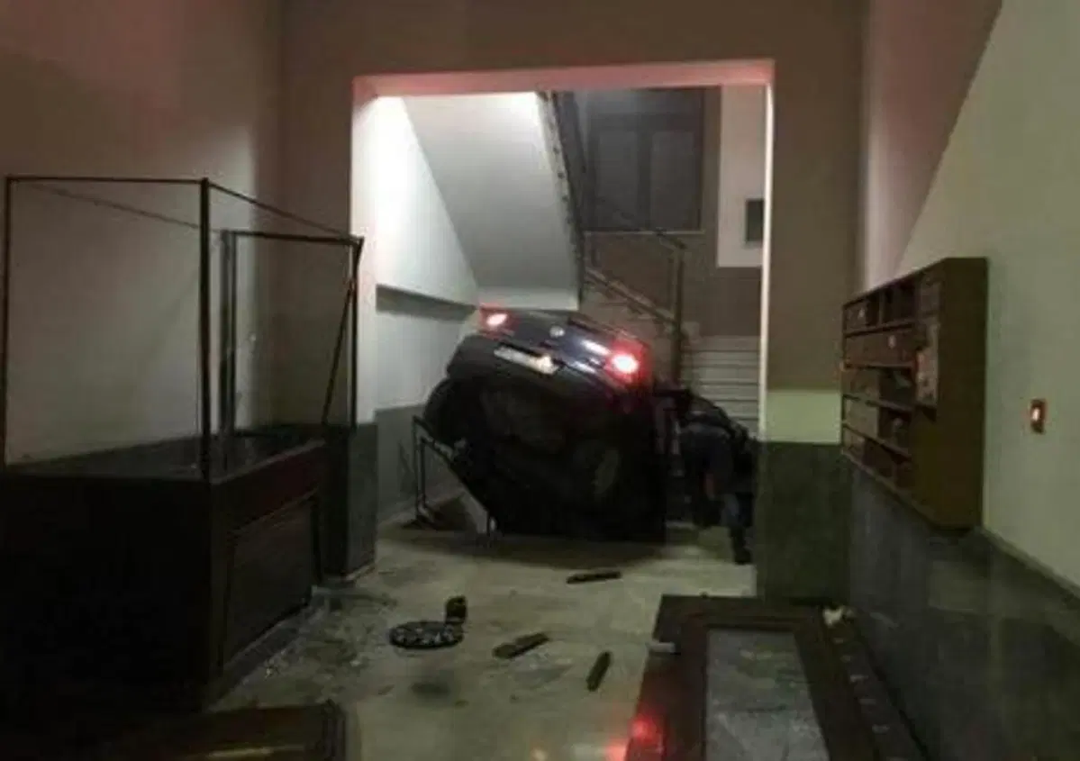 Ubriaco sfonda portone con l'auto e finisce sulle scale di un condominio