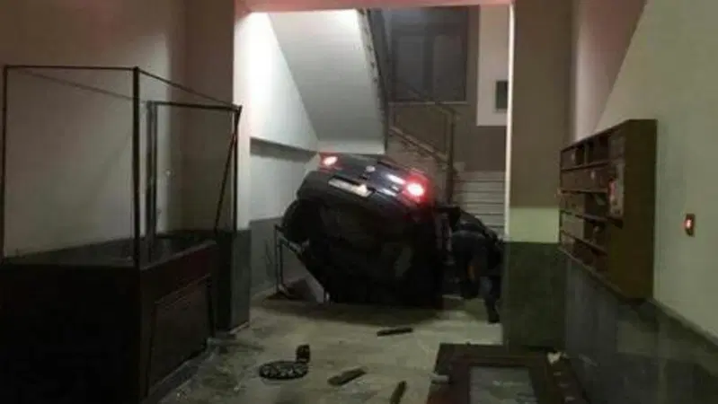 Ubriaco sfonda portone con l'auto e finisce sulle scale di un condominio