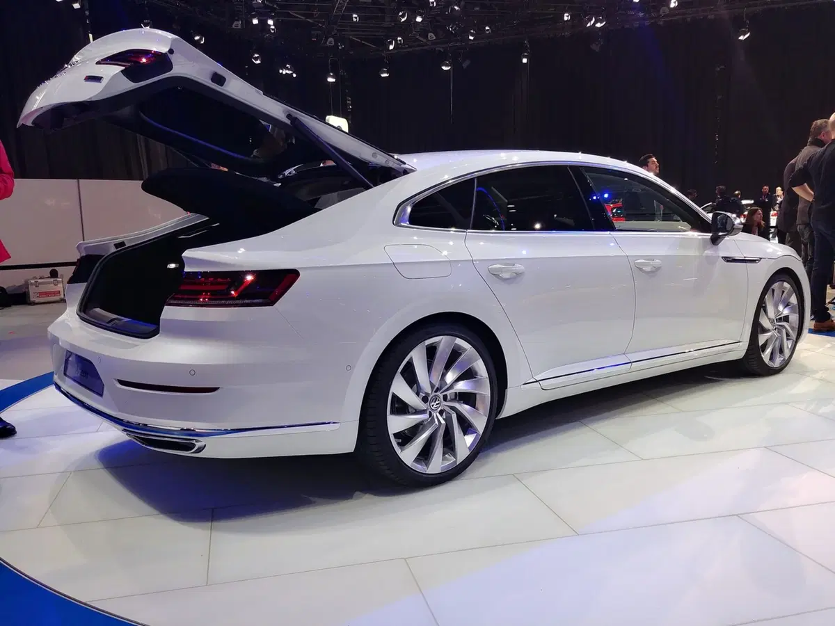Volkswagen Arteon, l'ammiraglia debutta al Salone di Ginevra 2017 (9)