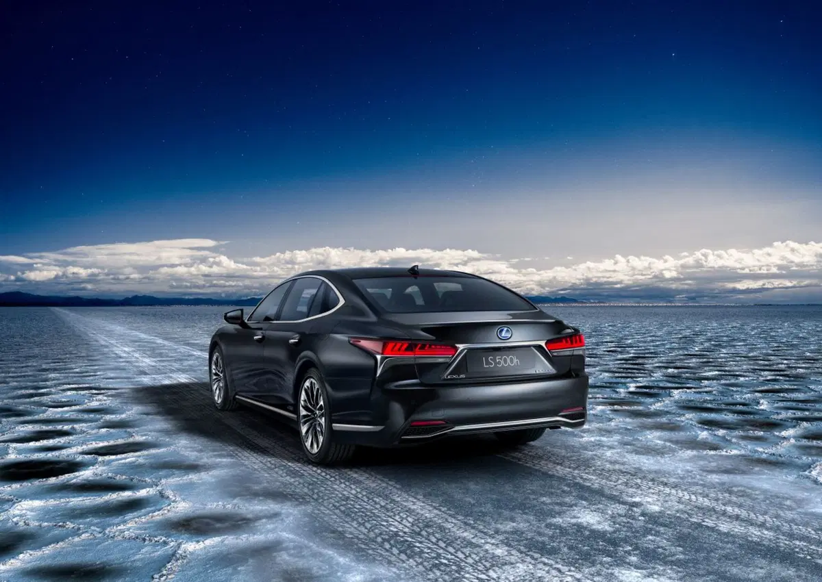 Lexus LS 500h, l'ammiraglia ibrida al Salone di Ginevra 2017 (3)