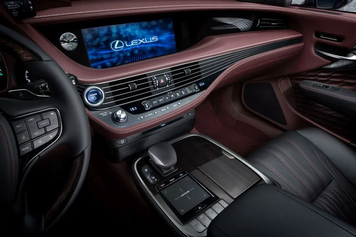 Lexus LS 500h, l'ammiraglia ibrida al Salone di Ginevra 2017 (8)