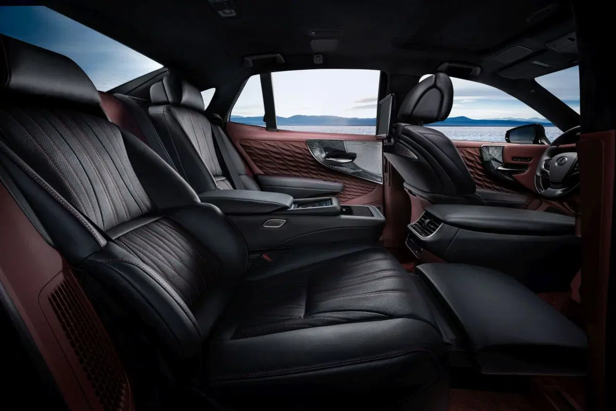 Lexus LS 500h, l'ammiraglia ibrida al Salone di Ginevra 2017 (12)