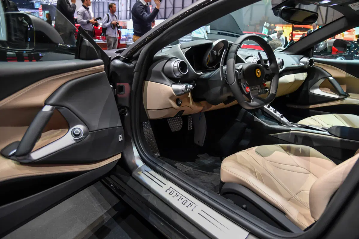 Ferrari 812 Superfast, la videorecensione al Salone di Ginevra 2017 [Video]