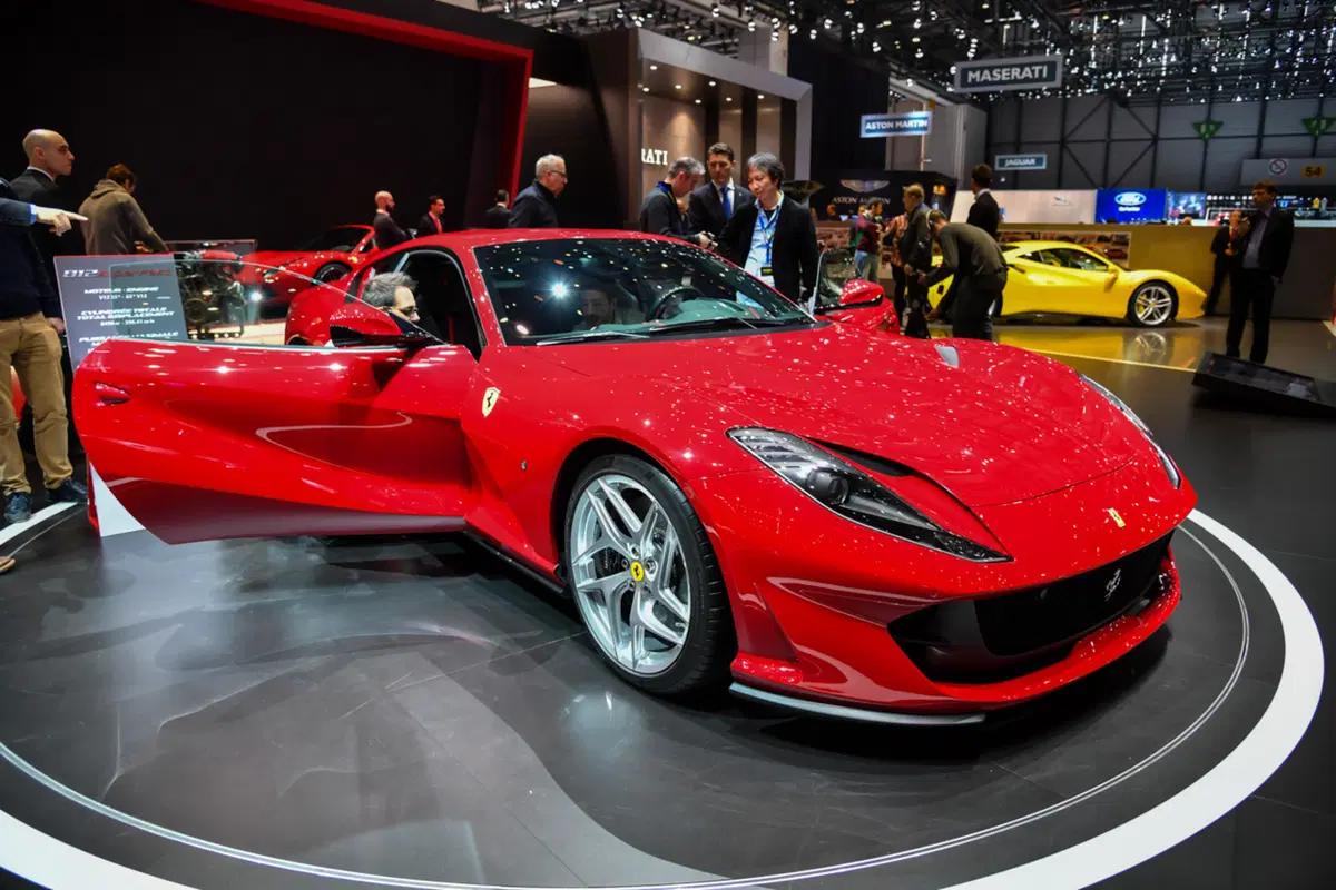 Ferrari 812 Superfast, la videorecensione al Salone di Ginevra 2017 [Video] (14)