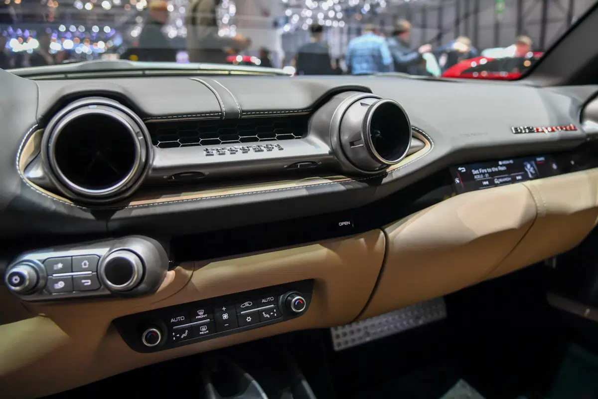 Ferrari 812 Superfast, la videorecensione al Salone di Ginevra 2017 [Video] (21)