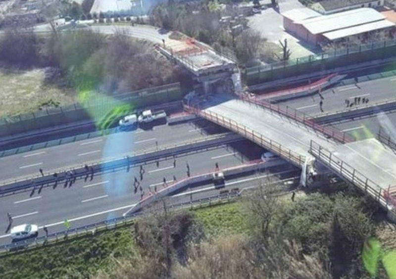 Crolla ponte sulla A14: auto schiacciata, due morti