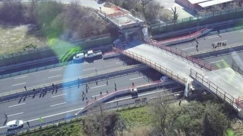 Crolla ponte sulla A14: auto schiacciata, due morti