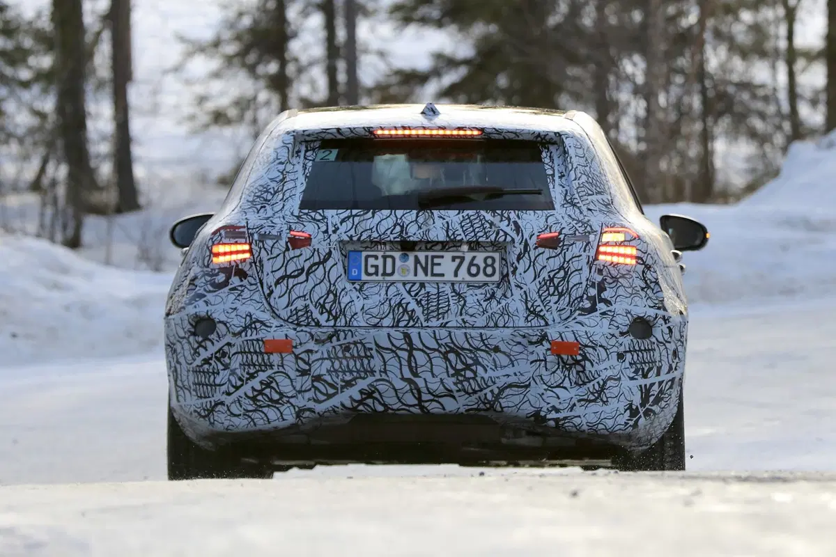 Nuova Mercedes Classe A: foto dai test