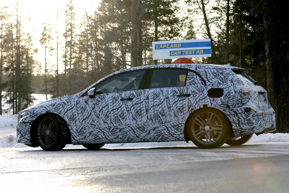 Nuova Mercedes Classe A: foto dai test (3)