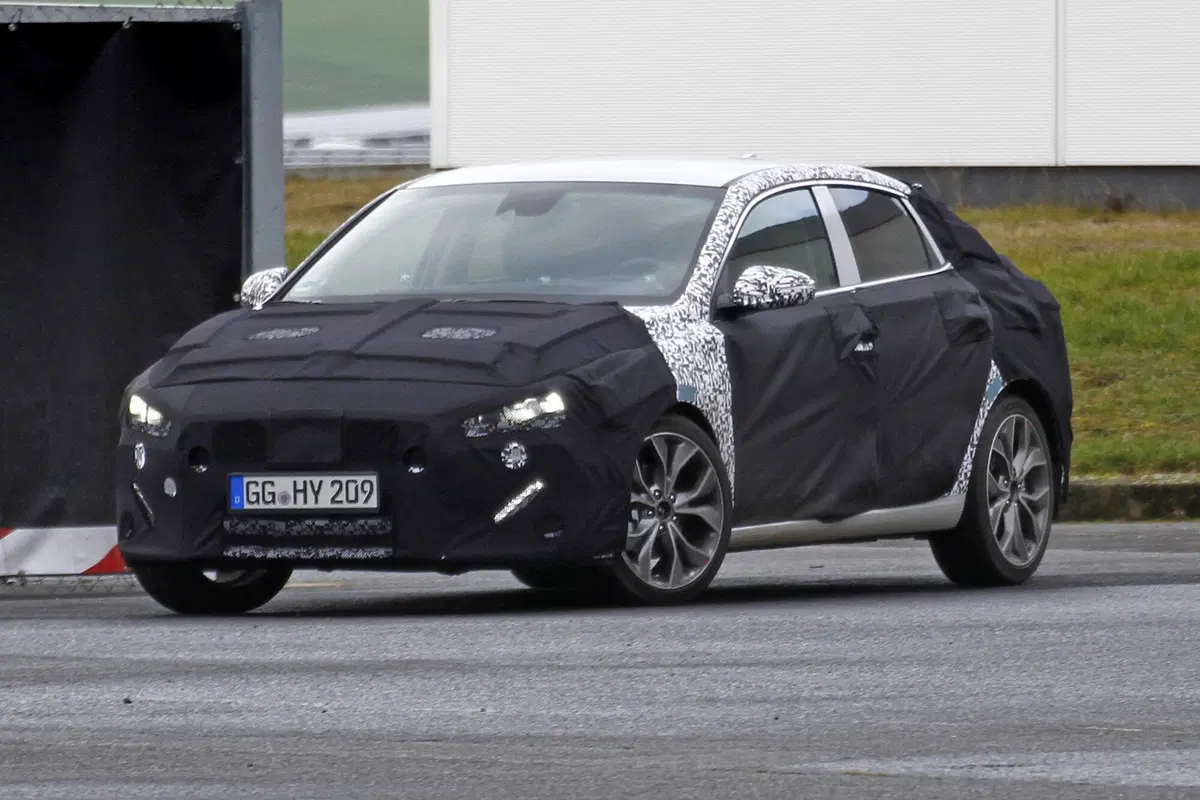 Nuova Hyundai i30 Fastback: foto spia (5)