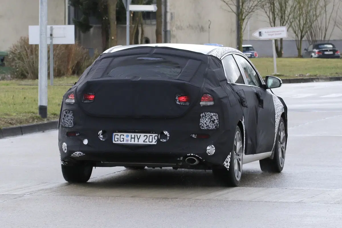 Nuova Hyundai i30 Fastback: foto spia (2)