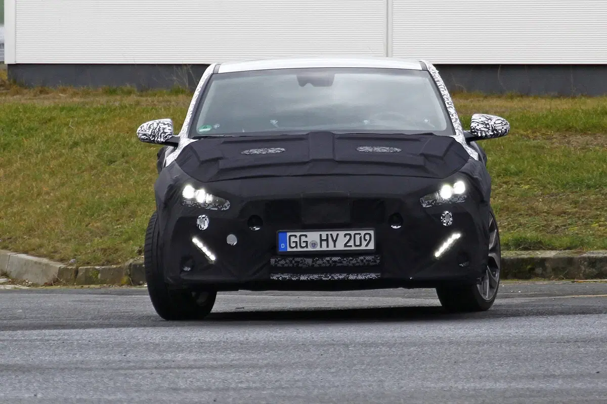 Nuova Hyundai i30 Fastback: foto spia (3)