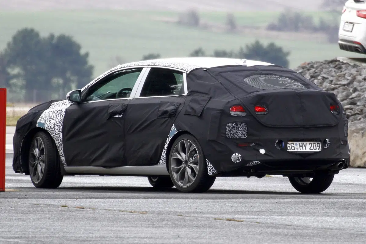 Nuova Hyundai i30 Fastback: foto spia
