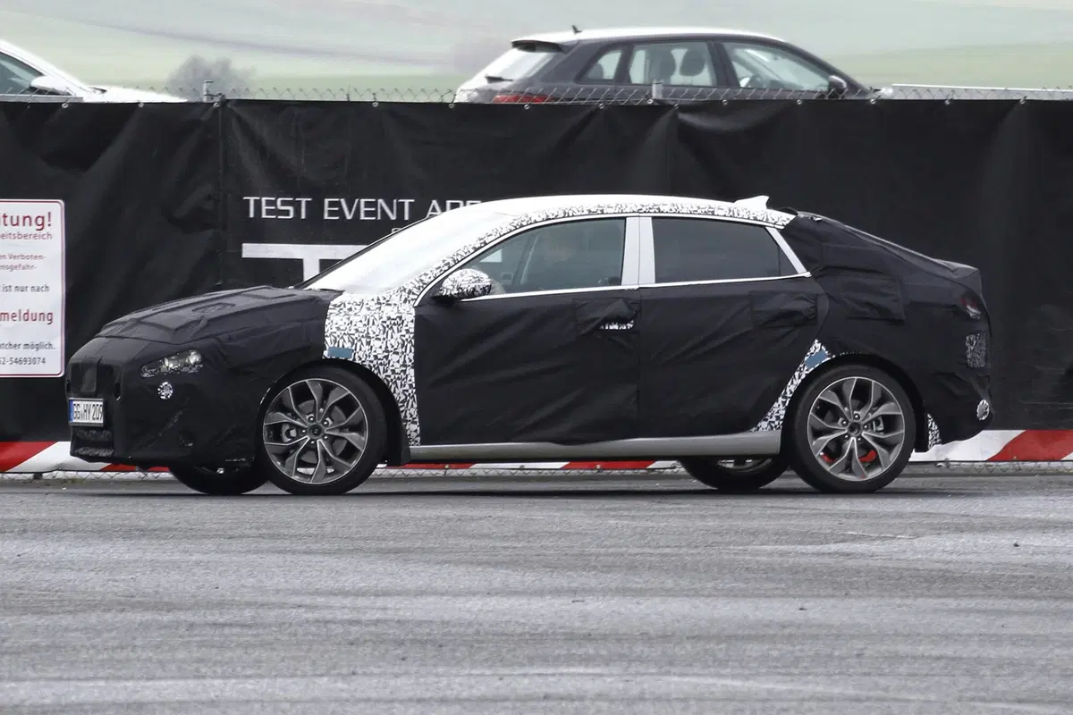 Nuova Hyundai i30 Fastback: foto spia (4)