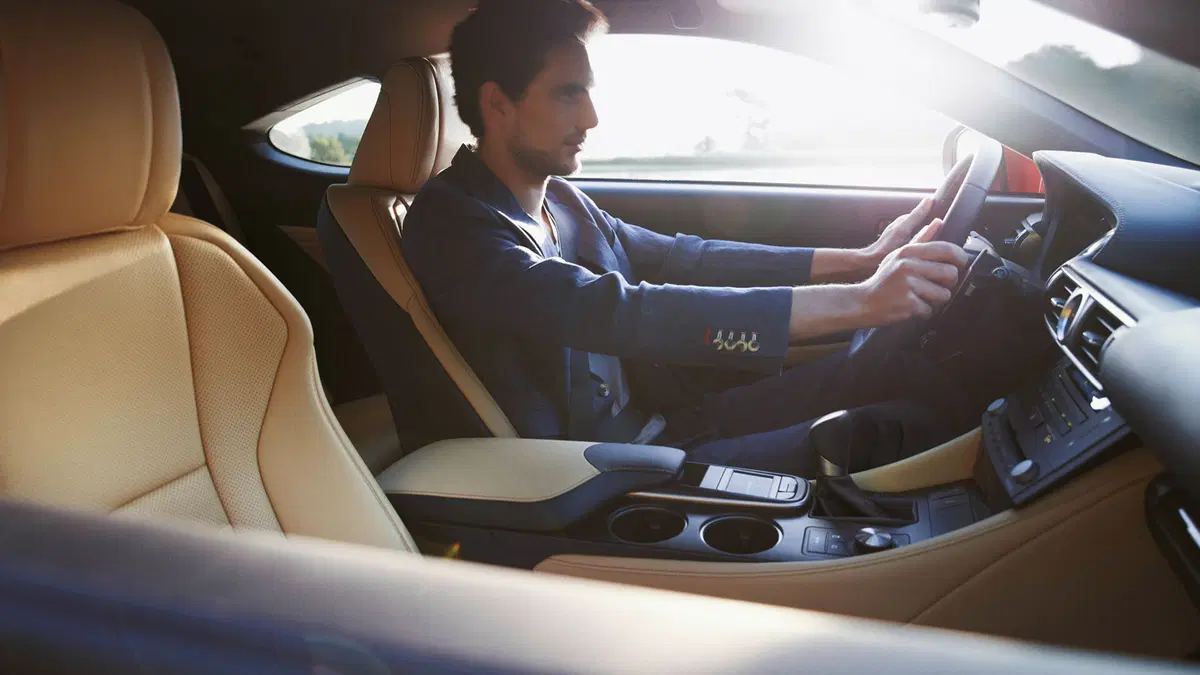 Quale comprare, Confronto: Lexus RC 300h Vs Chevrolet Camaro 2.0 Turbo