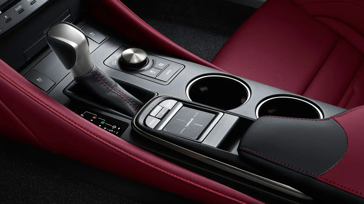 Quale comprare, Confronto: Lexus RC 300h Vs Chevrolet Camaro 2.0 Turbo (7)