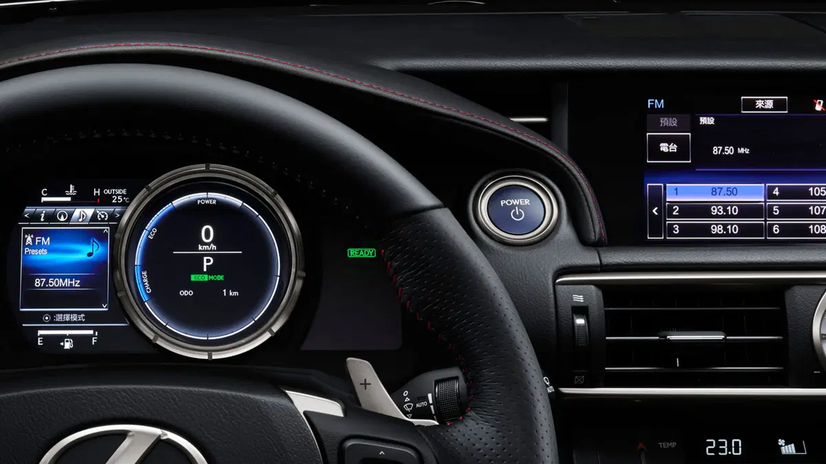 Quale comprare, Confronto: Lexus RC 300h Vs Chevrolet Camaro 2.0 Turbo (4)