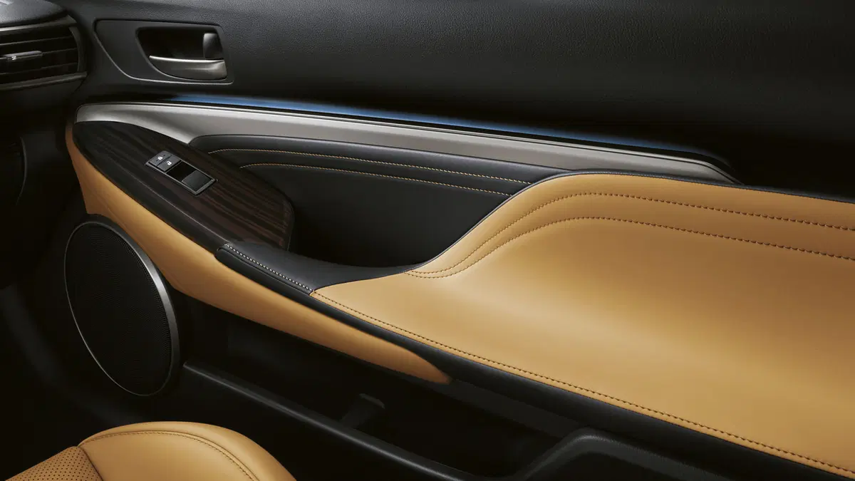 Quale comprare, Confronto: Lexus RC 300h Vs Chevrolet Camaro 2.0 Turbo (6)