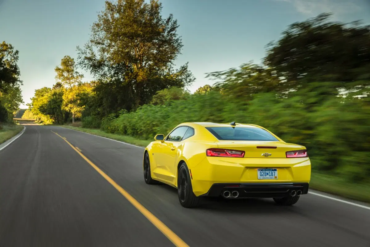 Quale comprare, Confronto: Lexus RC 300h Vs Chevrolet Camaro 2.0 Turbo (11)