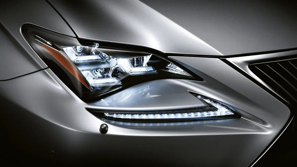 Quale comprare, Confronto: Lexus RC 300h Vs Chevrolet Camaro 2.0 Turbo (3)