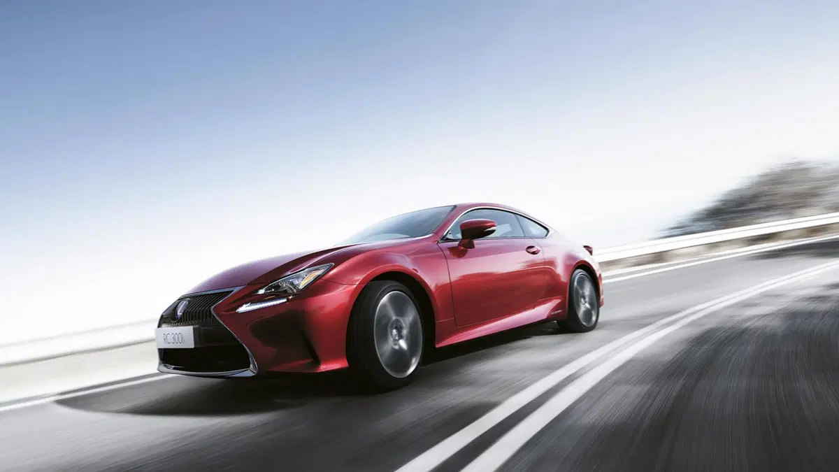 Quale comprare, Confronto: Lexus RC 300h Vs Chevrolet Camaro 2.0 Turbo (5)