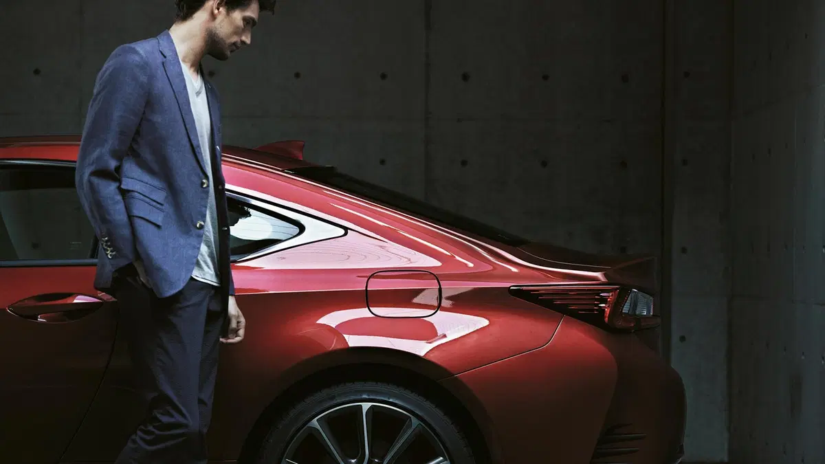 Quale comprare, Confronto: Lexus RC 300h Vs Chevrolet Camaro 2.0 Turbo (8)