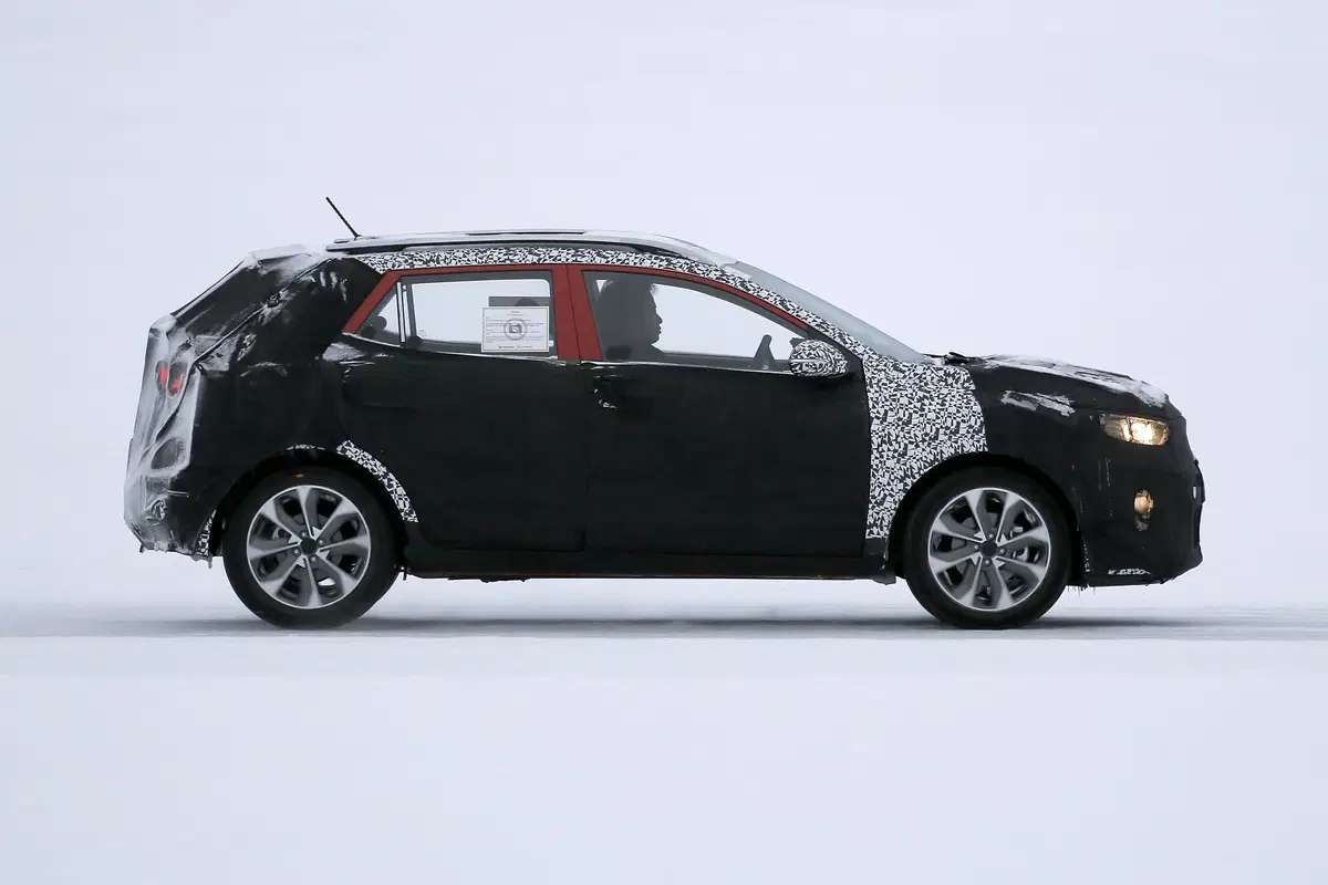 Kia Stonic: immagini dai test sulla neve (3)