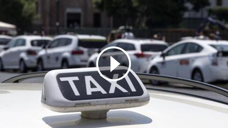 Lite per un cliente, Ncc investe un tassista a Roma [Video]