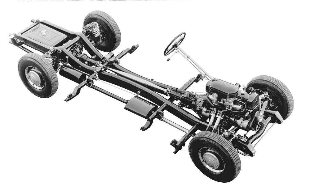 La foto mostra la disposizione delle parti meccaniche di una vettura Mercedes degli anni Cinquanta. La trasmissione &egrave; realizzata con lo schema che ha dominato a lungo la scena: motore anteriore longitudinale e ruote motrici posteriori