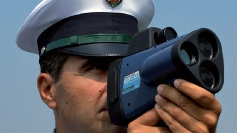Cellulare e cinture? Arriva TruCam, l'autovelox infallibile [Video]