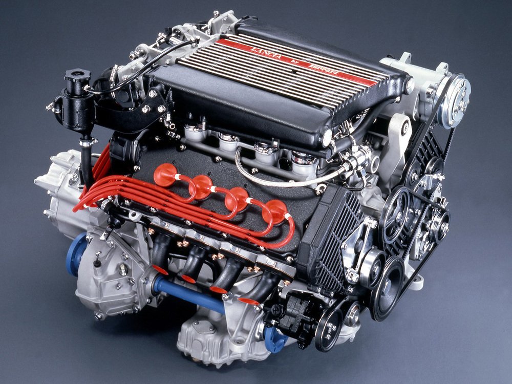 Il propulsore V8 &quot;Quattrovalvole&quot; Ferrari gi&agrave; impiegato su 308 e Mondial sulla Thema 8.32 erogava 215 CV