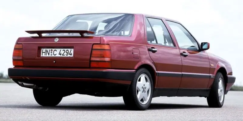 La vista dalla coda. Si nota lo spoiler elettroattuato, il primo impiegato su un'auto di serie. Contrariamente a quanto creduto da molti, non era automatico, ma a comando manuale