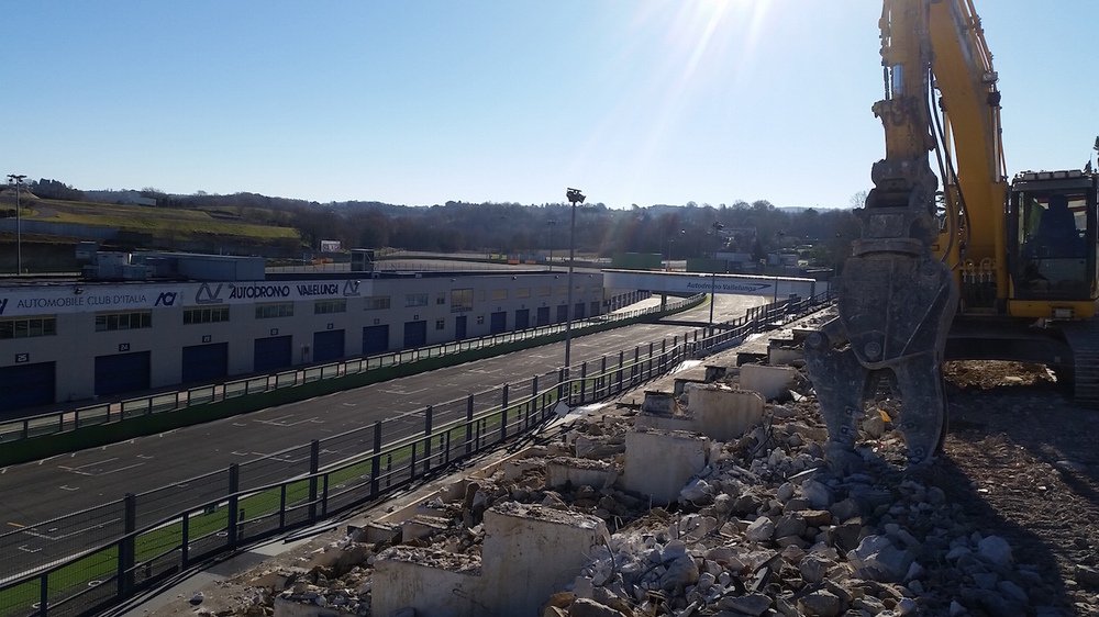 Il lavori di demolizione della vecchia tribuna di Vallelunga