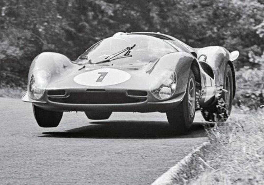 2 o 4 ruote, ai tempi Surtees si ritrovava spesso con il mezzo sollevato da terra