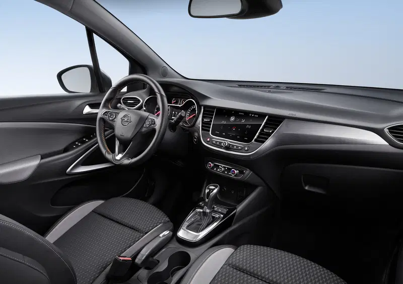 Razionalmente moderna e con buoni vani per i dispositivi, Crossland X offre touchscreen fino a 8''