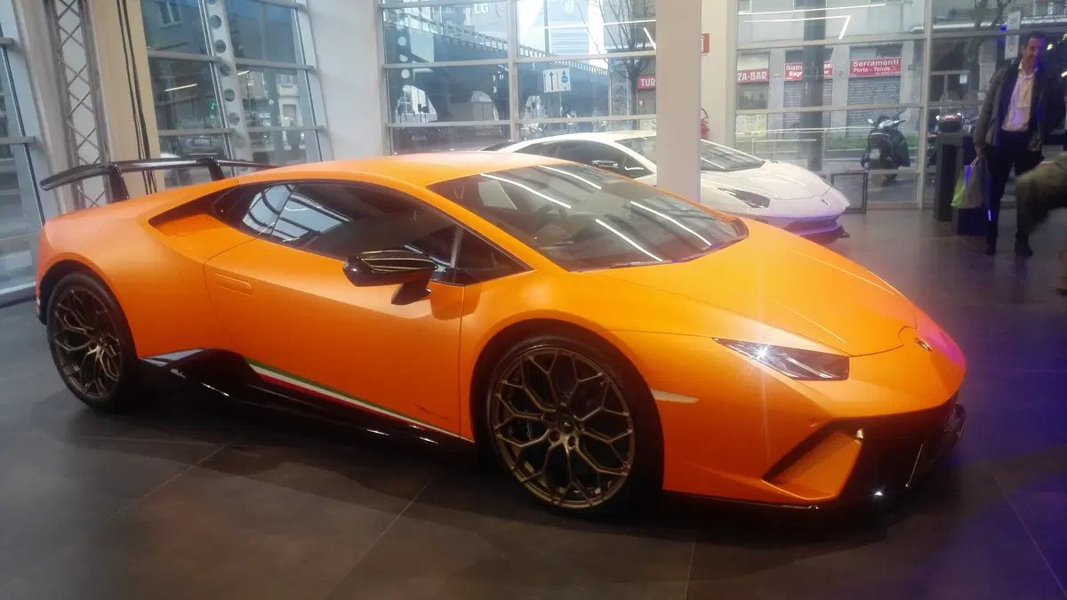 Lamborghini inaugura la nuova concessionaria a Milano con Bonaldi (2)
