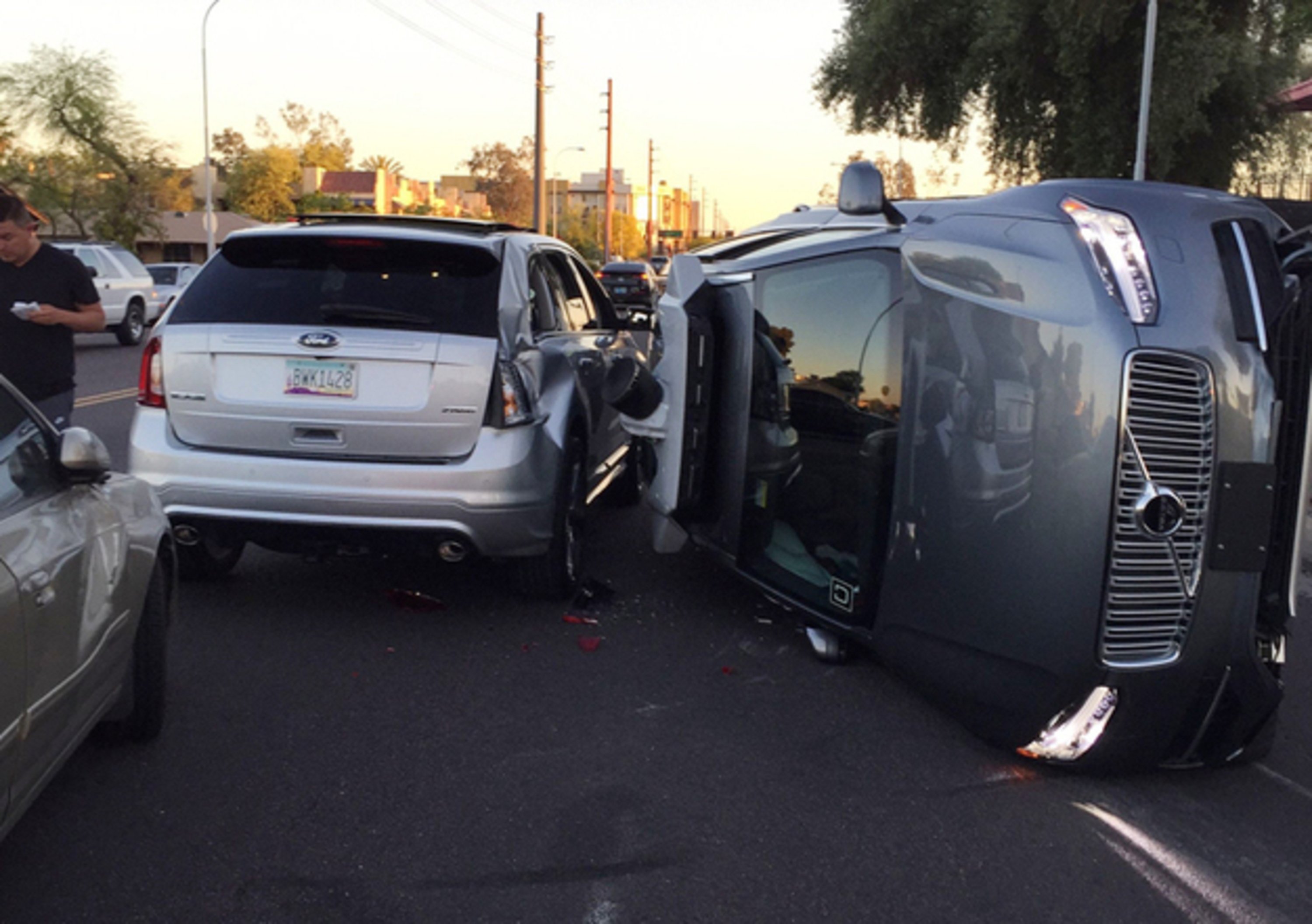 Guida autonoma, incidente per l&#039;auto di Uber. Test sospesi