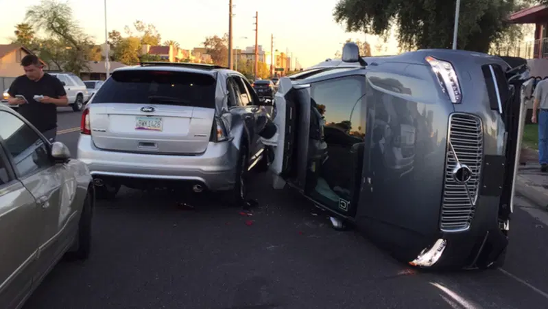 Guida autonoma, incidente per l'auto di Uber. Test sospesi