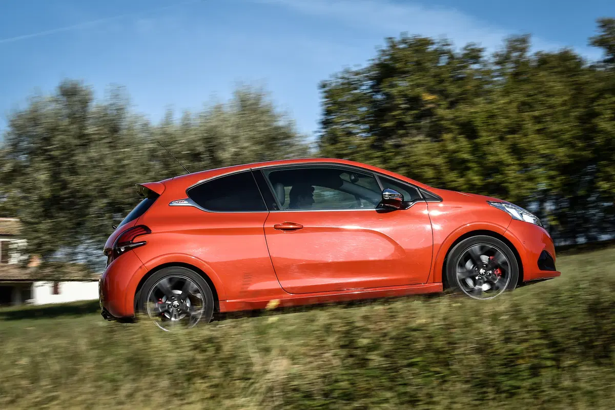Confronto Heritage, Peugeot: 205 GTi Vs 208 GTi (5)
