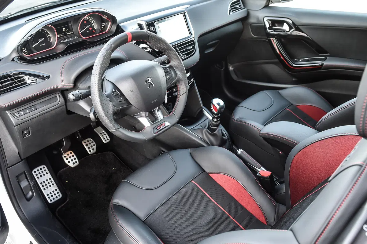 Confronto Heritage, Peugeot: 205 GTi Vs 208 GTi (2)