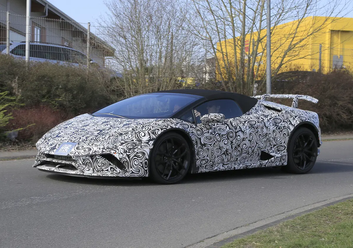 Lamborghini Hurac&aacute;n Spyder Performante: spiata su strada