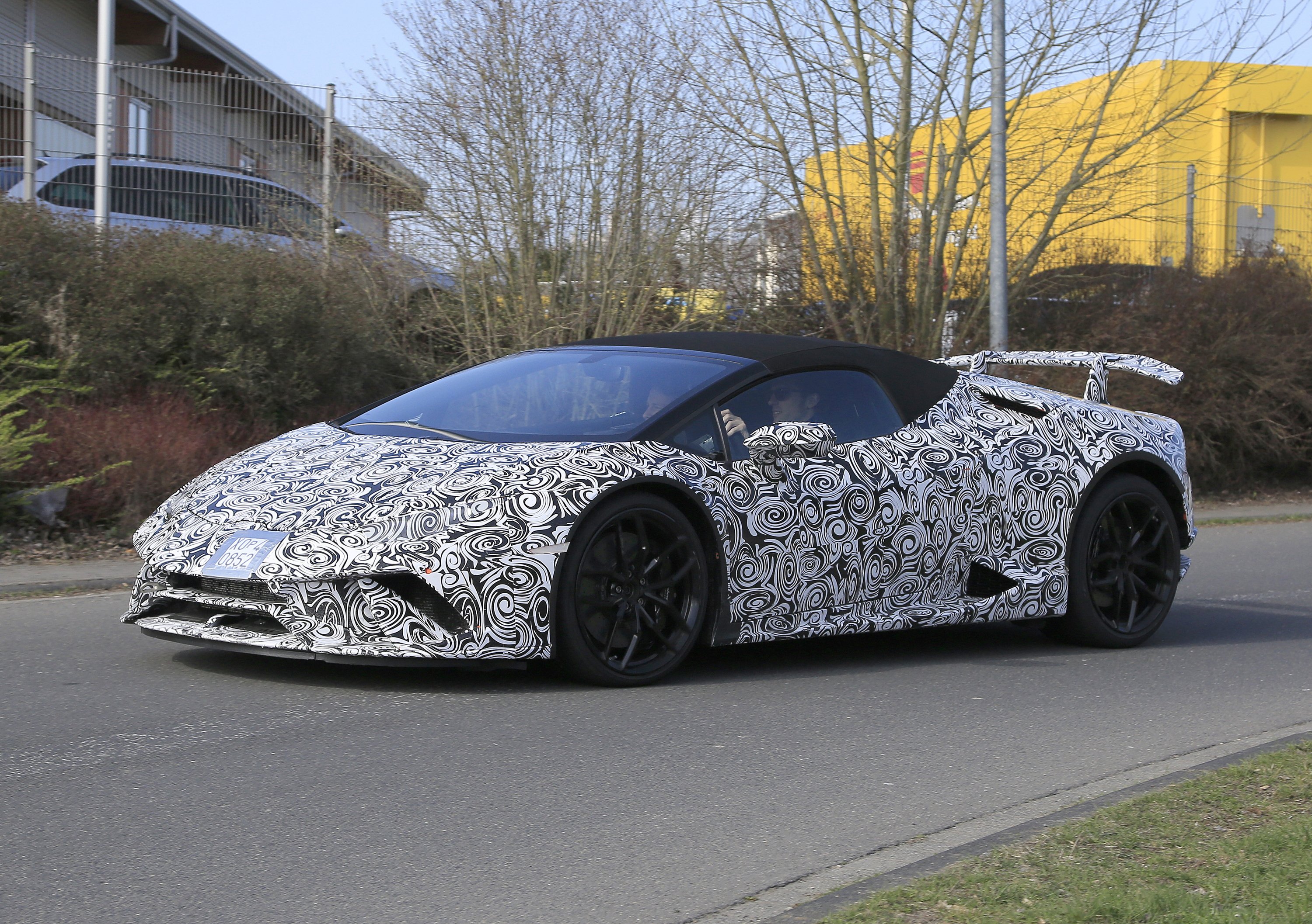 Lamborghini Hurac&aacute;n Spyder Performante: spiata su strada