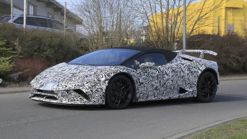 Lamborghini Hurac&aacute;n Spyder Performante: spiata su strada