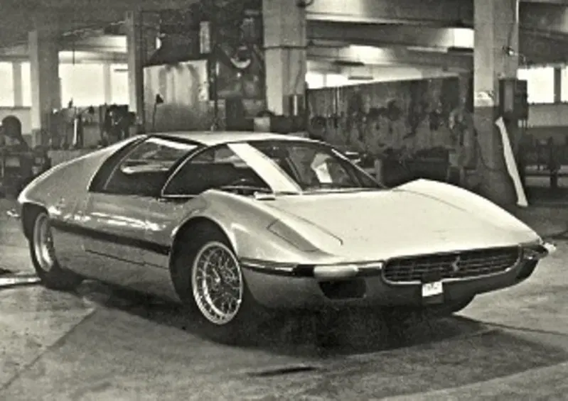 Nelle foto la 275 P2 di Michelotti con le frecce incassate nell'angolo e il medesimo concetto interpretato in J50 a fronte dell'evoluzione dei materiali disponibili. Sempre da ricordare l'abilit&agrave; nel particolare di Michelotti , grande la qualit&agrave; che si vede in J50 nel proseguire idealmente il percorso di far &ldquo;scomparire&rdquo; la fanaleria anteriore, ridotta a due lame incastonate sotto alla superficie del cofano. Incredibilmente vivo e tagliente il frontale di J50