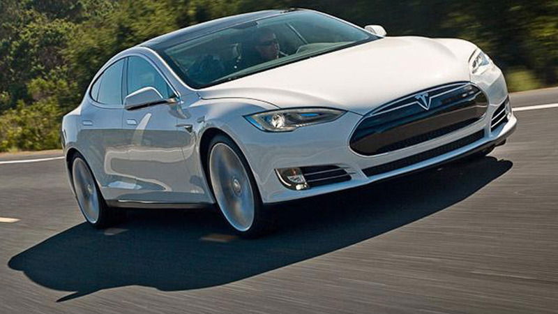 Tesla Autopilot, ritorna del cambio di corsia automatico