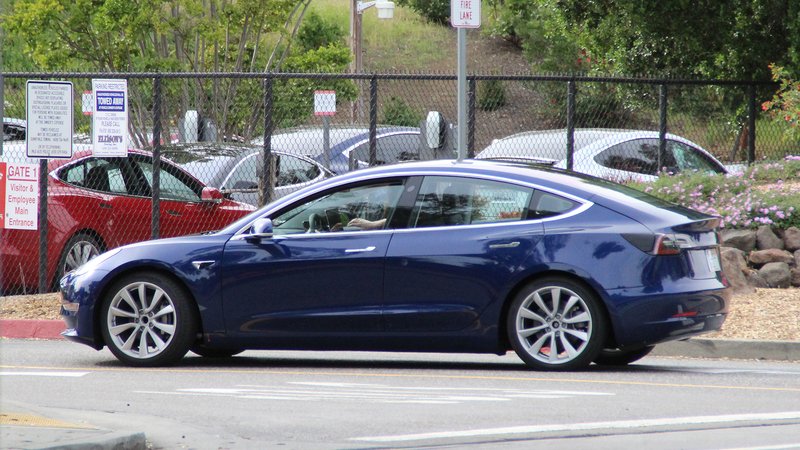 Tesla Model 3: primi scatti della versione definitiva