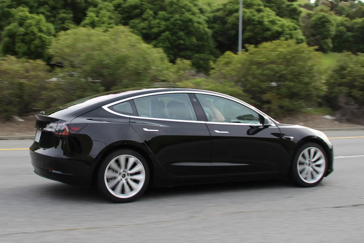 Tesla Model 3: primi scatti della versione definitiva (3)