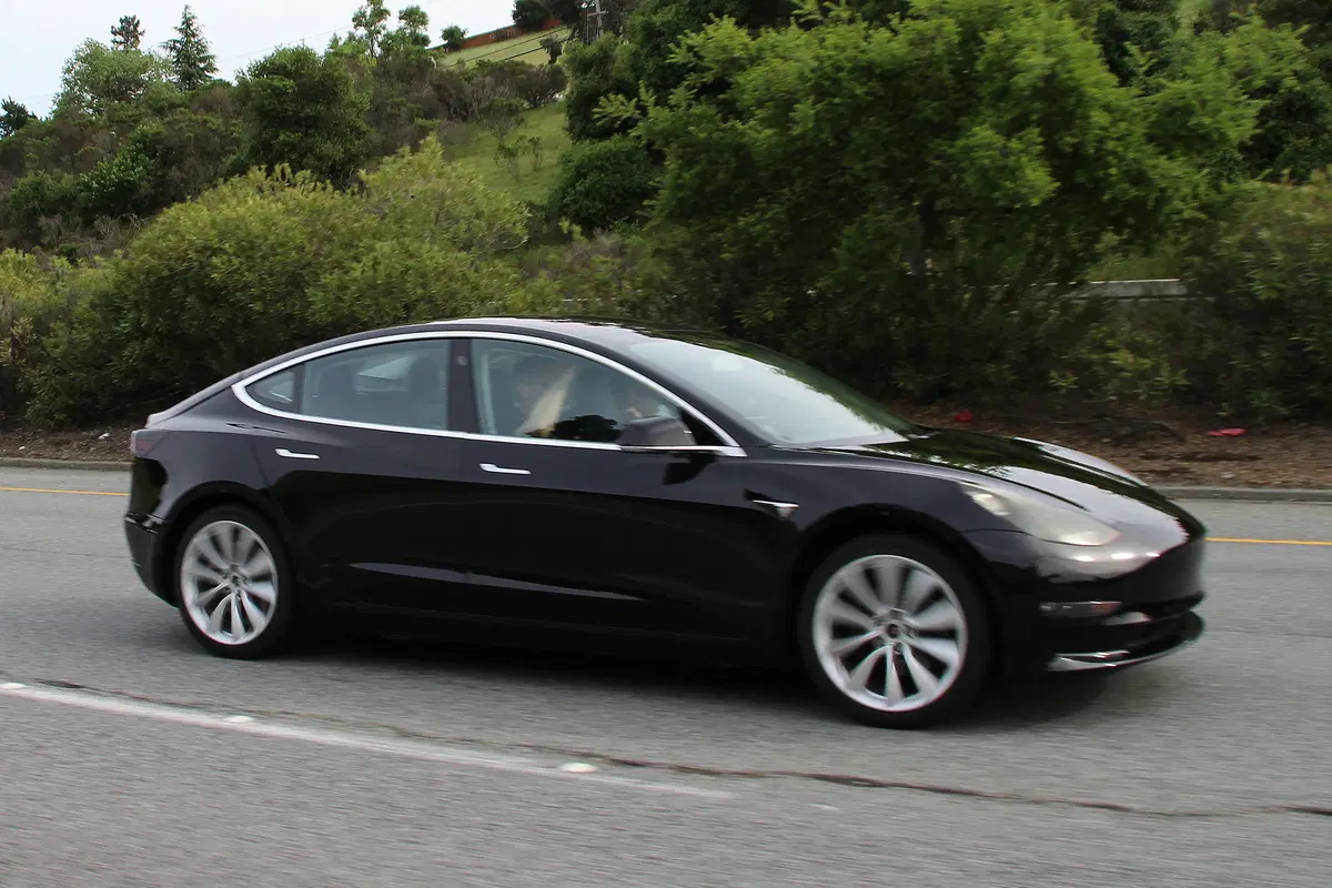 Tesla Model 3: primi scatti della versione definitiva (4)